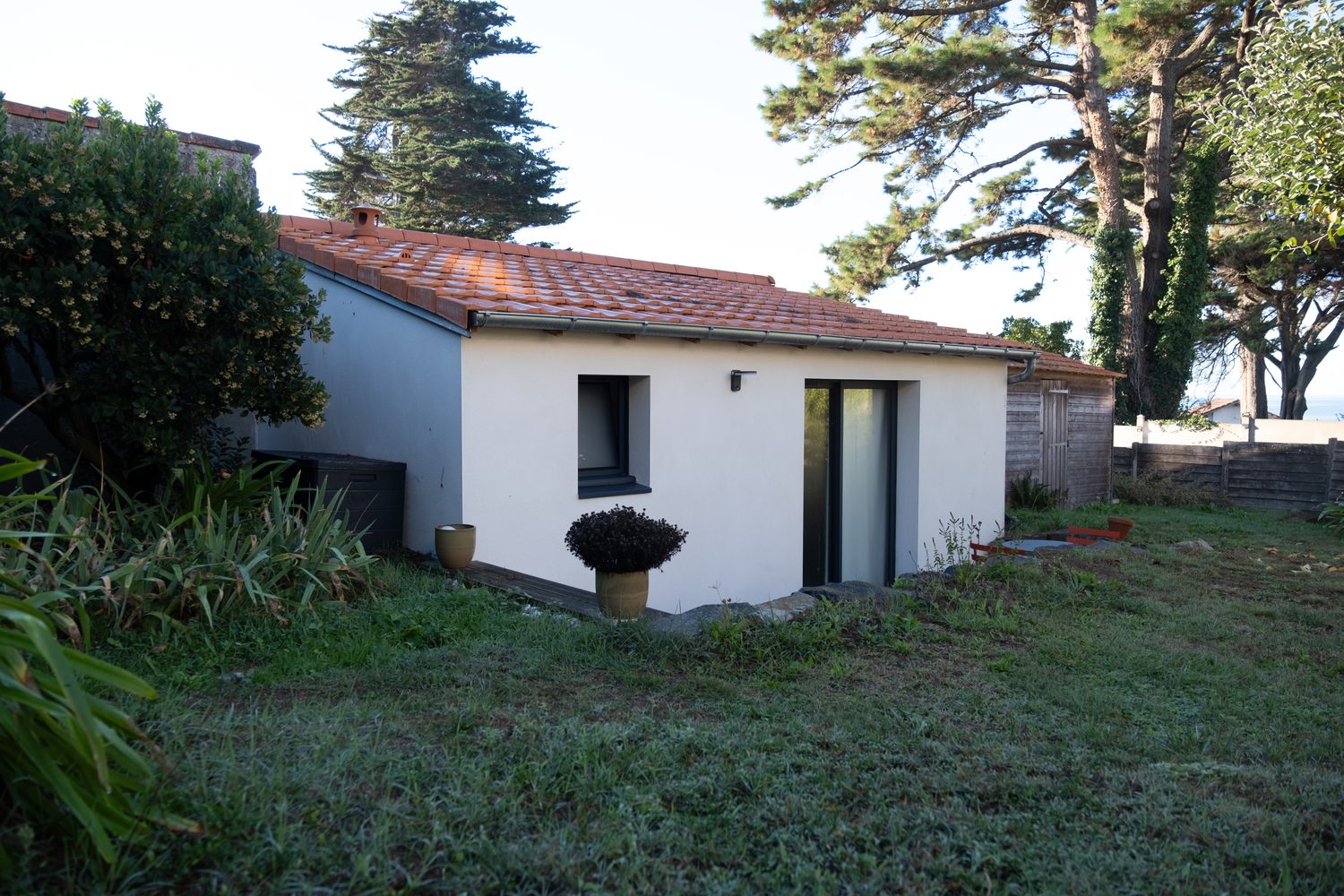 Studio enterré au fond du jardin, pour garder la vue mer