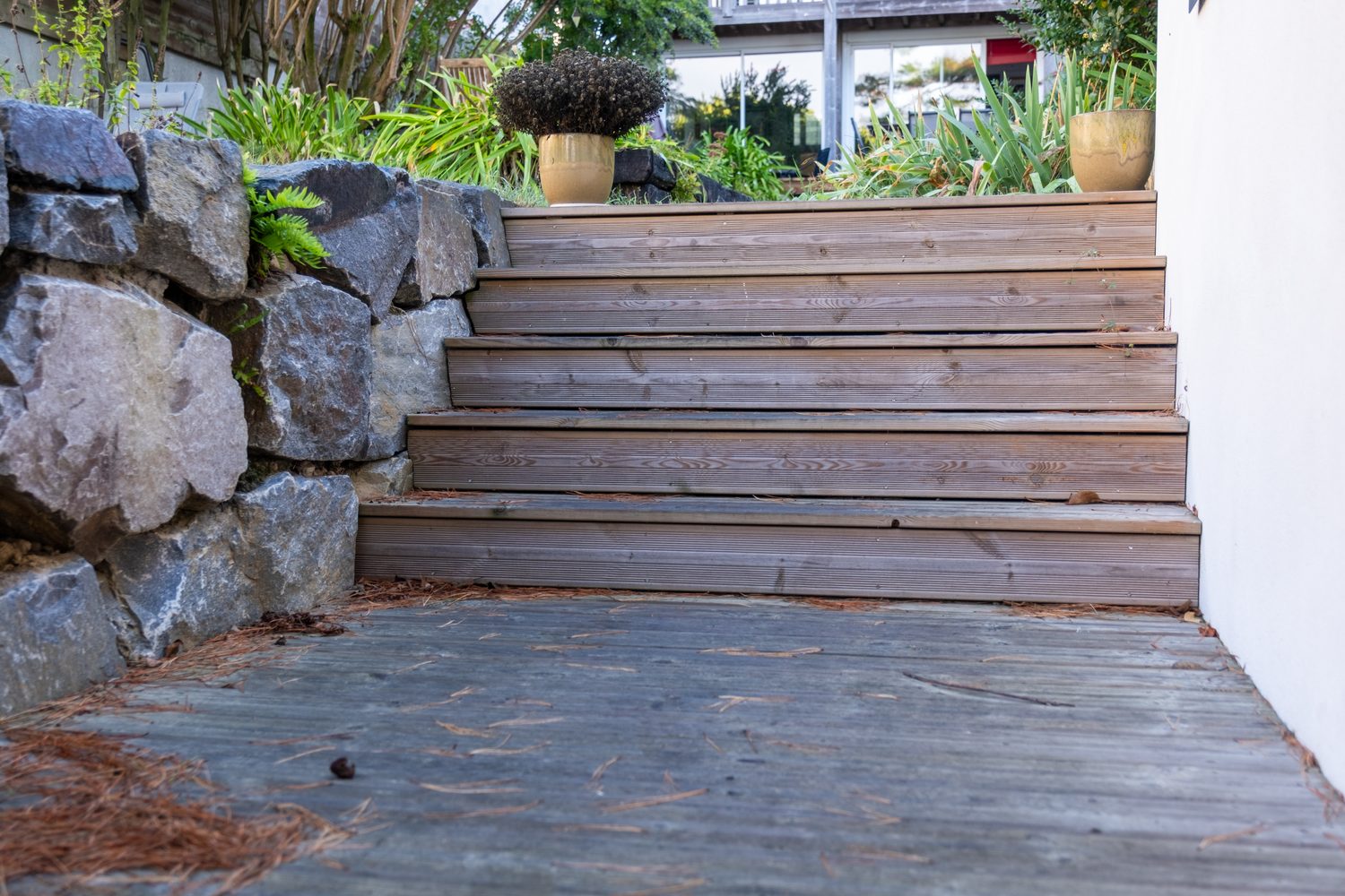 Escalier bois entre l'enrochement et le jardin