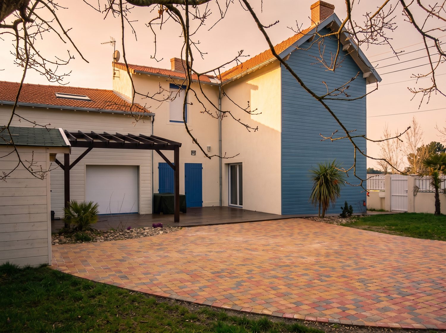 Rénovation, bardage bleu et cour pavée