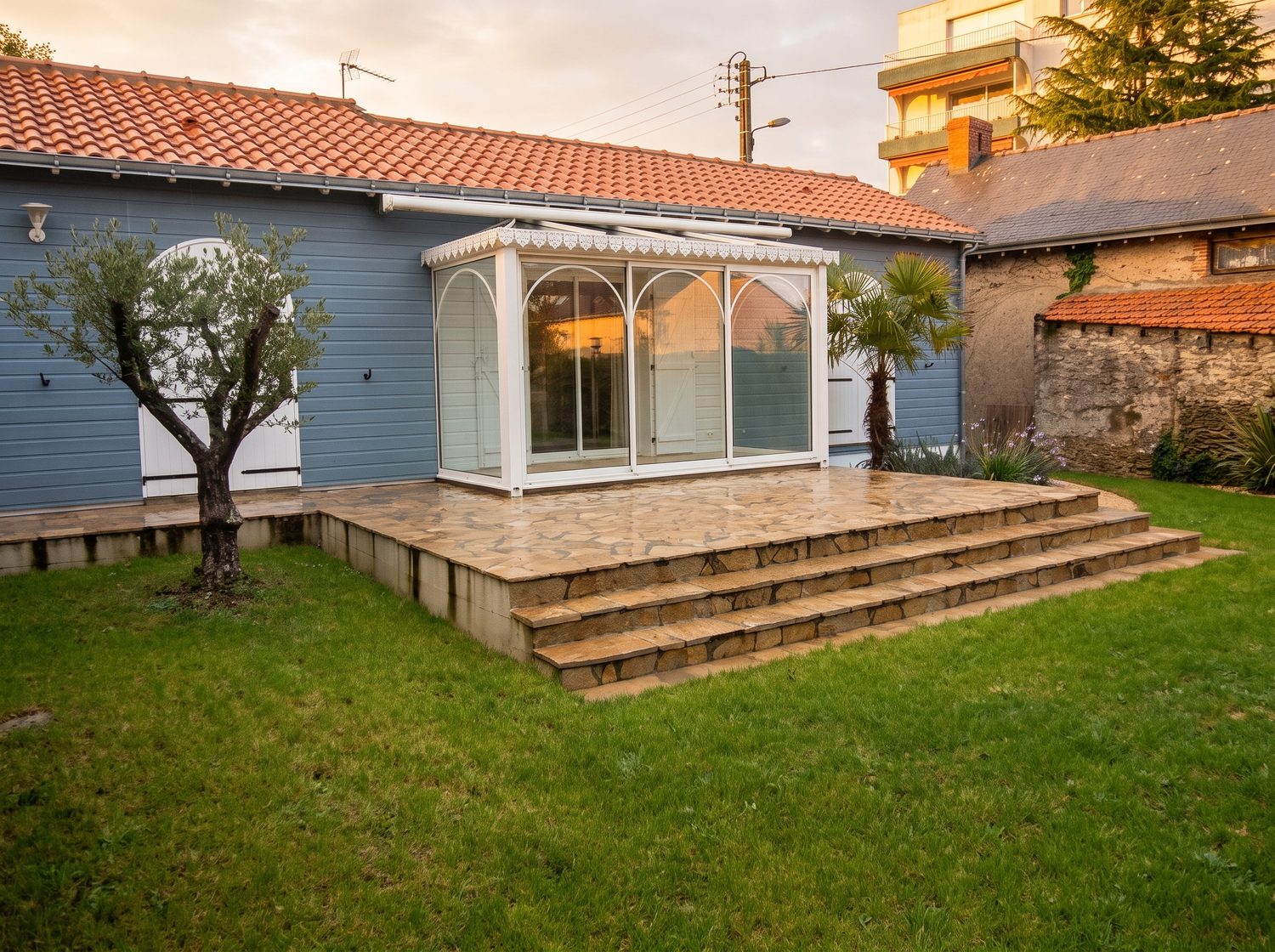 Terrasse en pierre et bardage bois